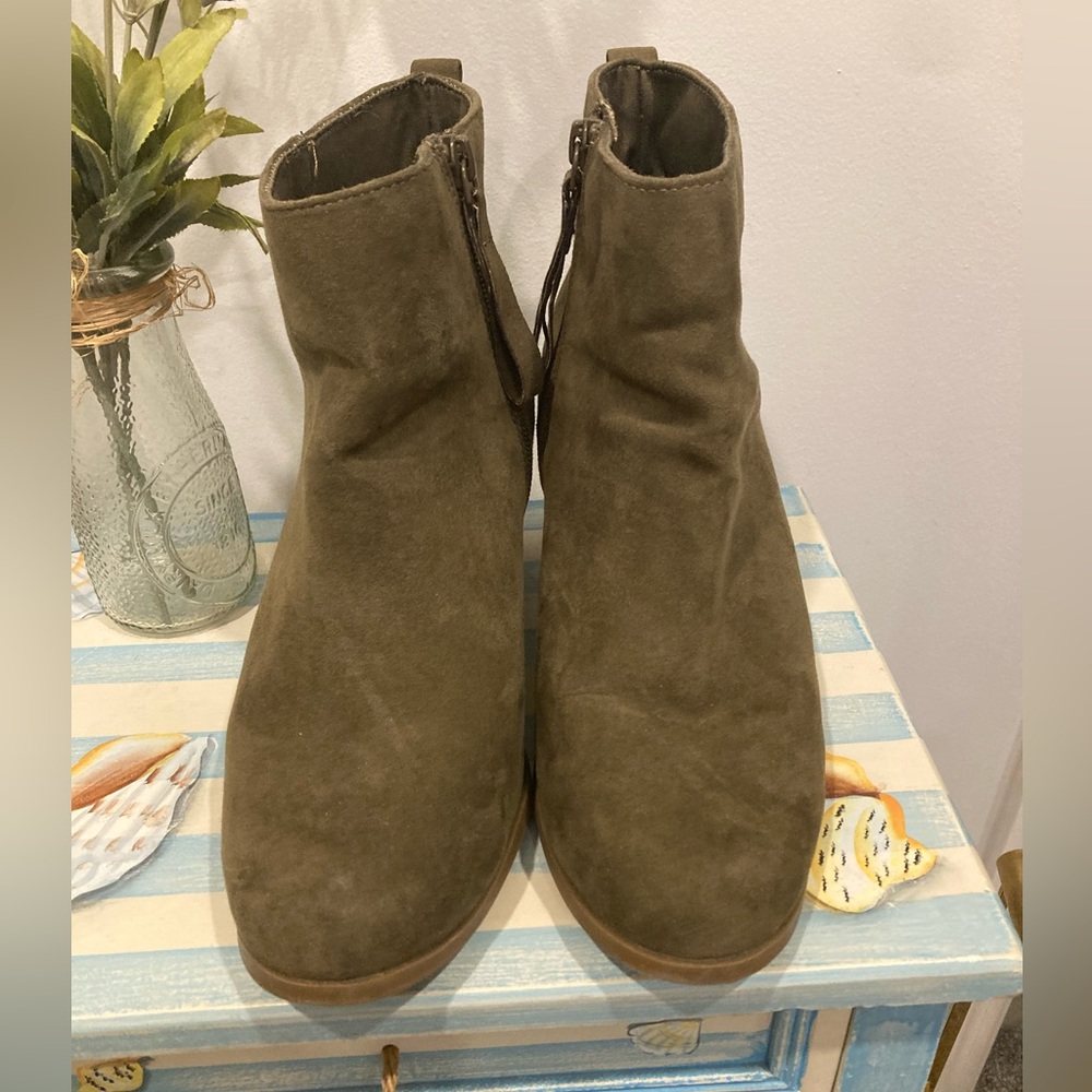 Old Navy Oregon Trail Olive Faux Suede Mid Ankle Boots Size 9 👙
